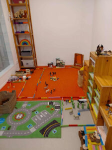 Spielbereich mit Tierfiguren und Konstruktionsmaterial für heilpädagogische Förderung