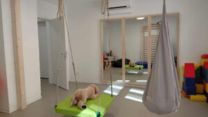 Therapieschaukel und Hängehöhle im Psychomotorikraum Karlsruhe