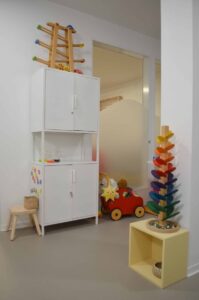 Spielmaterial und Kugelbahn im Therapieraum der Praxis Wiesmeier