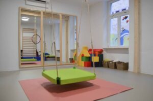 Heilpädagogischer Bewegungsraum mit Therapieschaukel und Sprossenwand in Karlsruhe