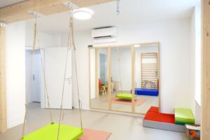 Bewegungsraum mit Therapieschaukel und Spiegelwand für Psychomotorik in Karlsruhe