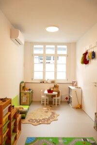 Heilpädagogischer Förderraum mit Spielecke und Kindertisch in der Praxis Wiesmeier Karlsruhe